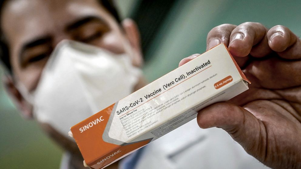 Los ensayos con la CoronaVac en Brasil mostraron que la vacuna tiene una eficacia apenas superior al 50%