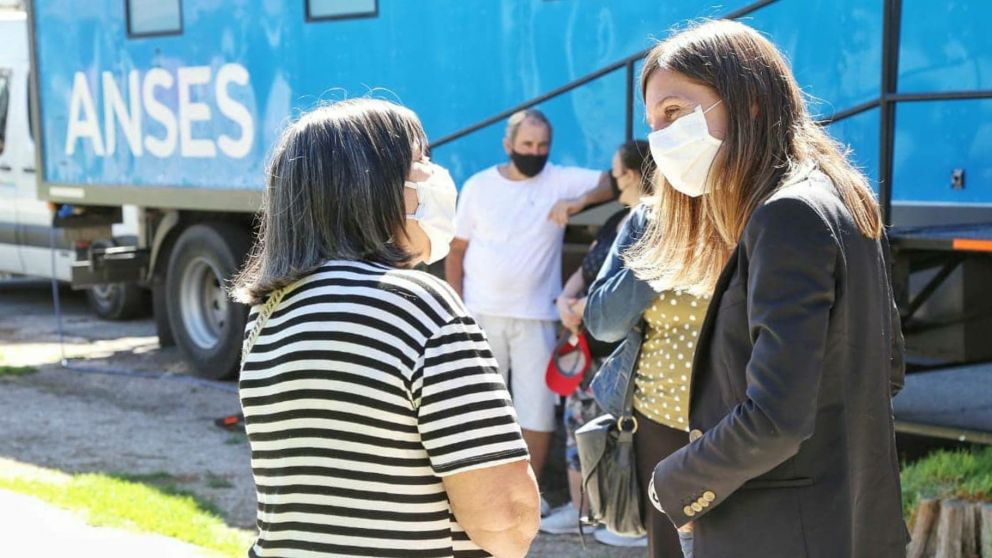 Raverta visitó uno de los operativos móviles de Anses Verano en Plaza Colón, donde pudo supervisar la realización de trámites y dialogar con vecinas