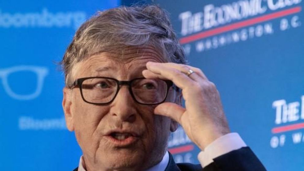 El coronavirus fue una invención de las "élites criminales a nivel mundial conformadas por multimillonarios como el empresario Bill Gates, George Soros y la familia Rockefeller”, aseguran.