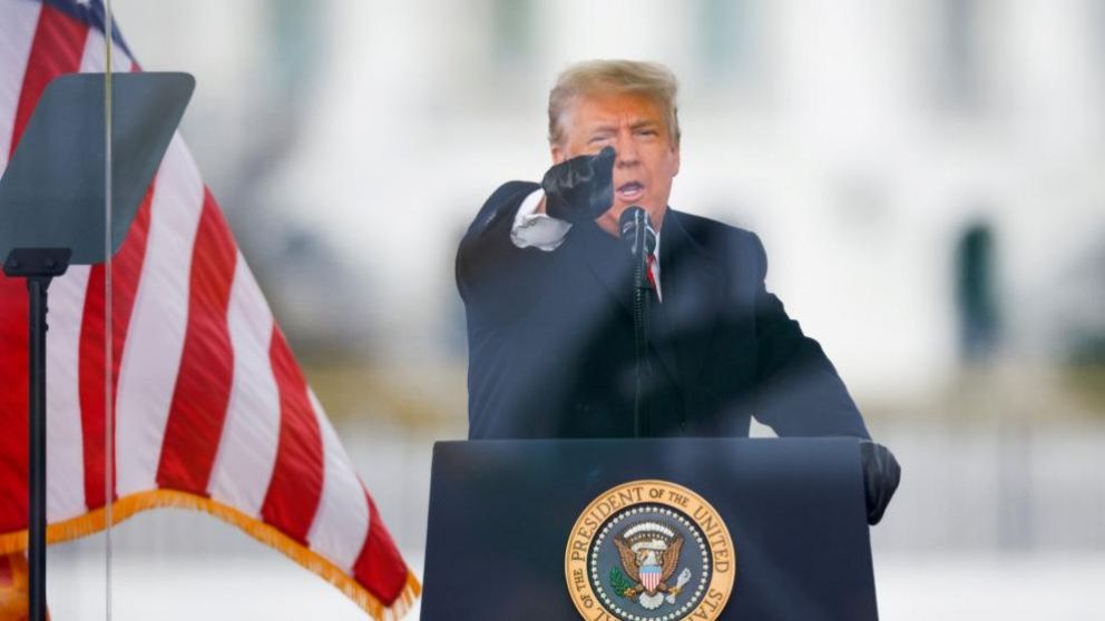 Destitución o juicio político, alternativas que afronta Trump los próximos días