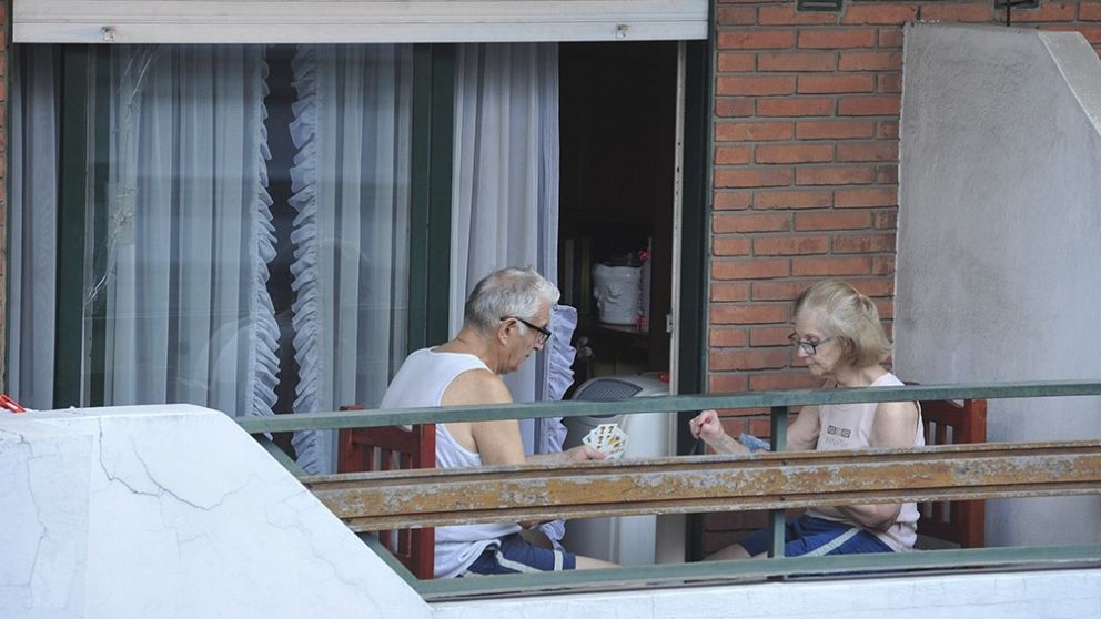 Sin poder salir de casa, los balcones se convirtieron en la posibilidad de respirar aire fresco. Foto del inicio de la cuarentena en marzo de 2020