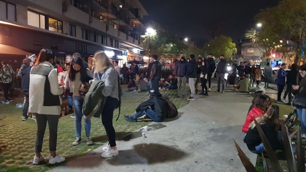 Mucha gente se junta en Palermo pero se puede cumplir con el protocolo, permanecer en la vereda y usar barbijo