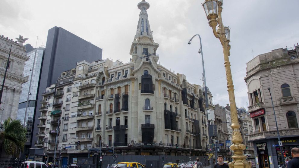 Tras dos años de restauración del mítico edificio Del Molino, su torre y cúpula lucen ahora como en su etapa inaugural