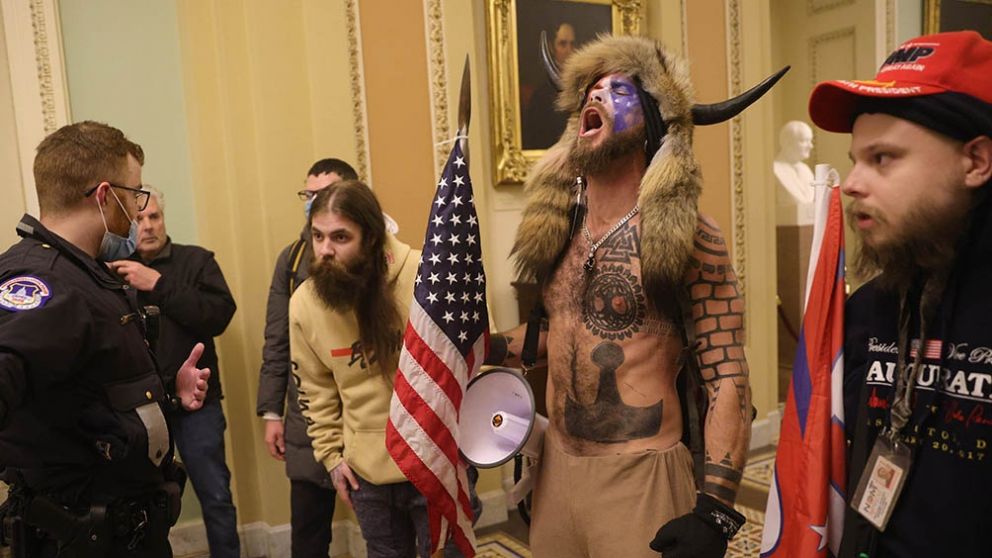 El activista ultratrumpista Jake Angeli encabezó los disturbios en el Capitolio