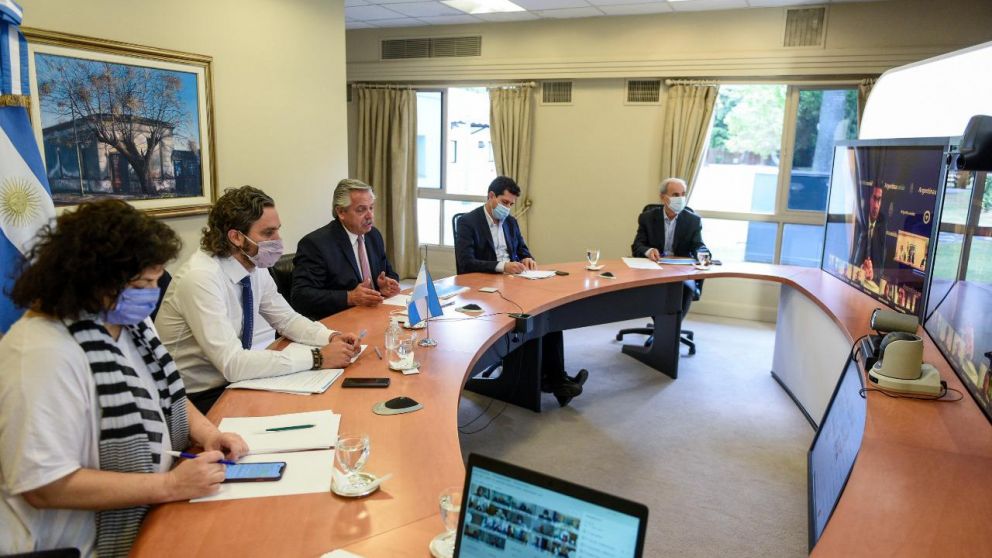 El presidente Alberto Fernández en la videoreunión donde se decidió limitar la circulación y la nocturnidad