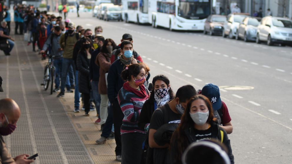 Se formaron largas filas en las paradas de colectivo por el paro de trenes