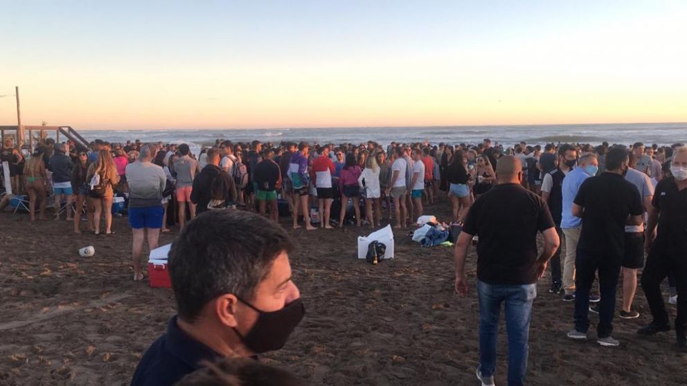 Jóvenes en las playas de Mar del Plata