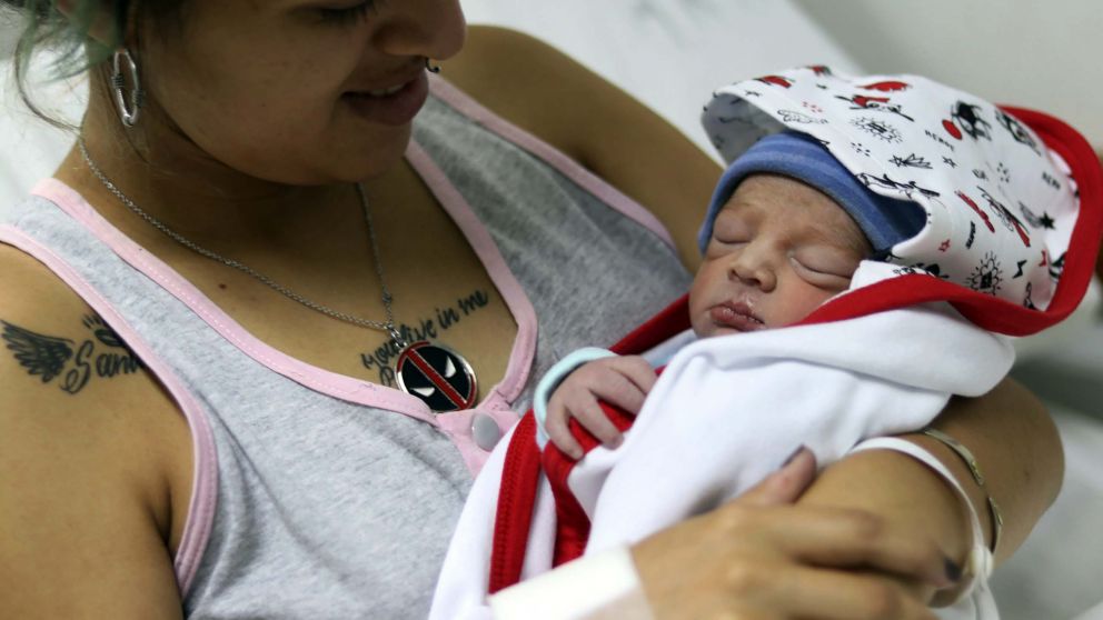 Por el coronavirus, no se pudo cumplir en Rosario con el rito de recibir con obsequios al primer bebé del año, que se llama Rodrigo