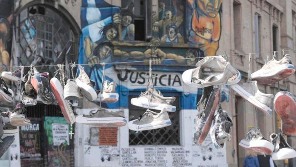 Se iluminan los monumentos en memoria de los 194 fallecidos