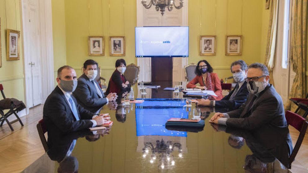 La apuesta a la vacunaci�n para salir acelerar la recuperaci�n 