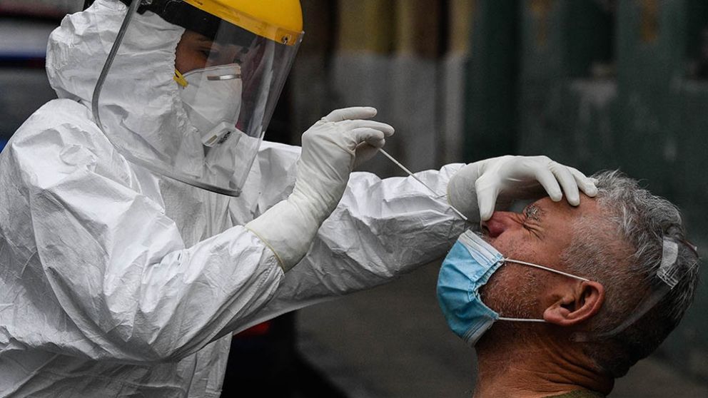 Chile tuvo su pico de 6.000 contagios y 200 muertes diarias entre mayo y junio. Entonces, el sistema hospitalario registró una ocupación de camas superior al 90% en la Región Metropolitana.