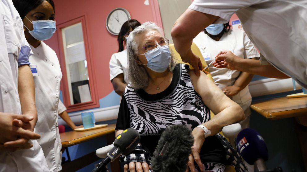 Las personas mayores de edad, primeras en ser vacunadas en Francia