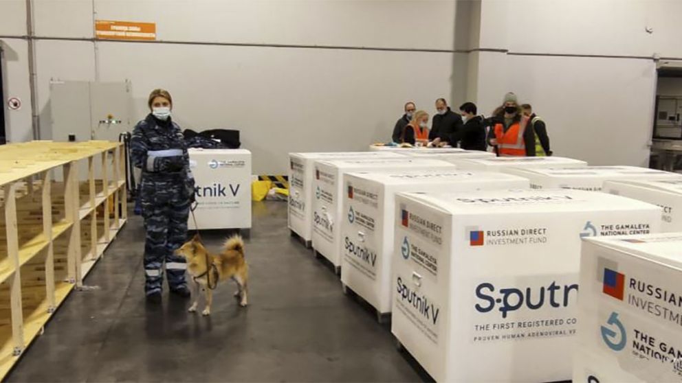 Telam 23/12/2020 Moscú, Rusia: Las cajas que contienen las vacunas Sputnik V, antes de ser embarcadas en el avión de Aerolíneas Arentinas que las traerá al país. El Ministerio de Salud autorizó hoy