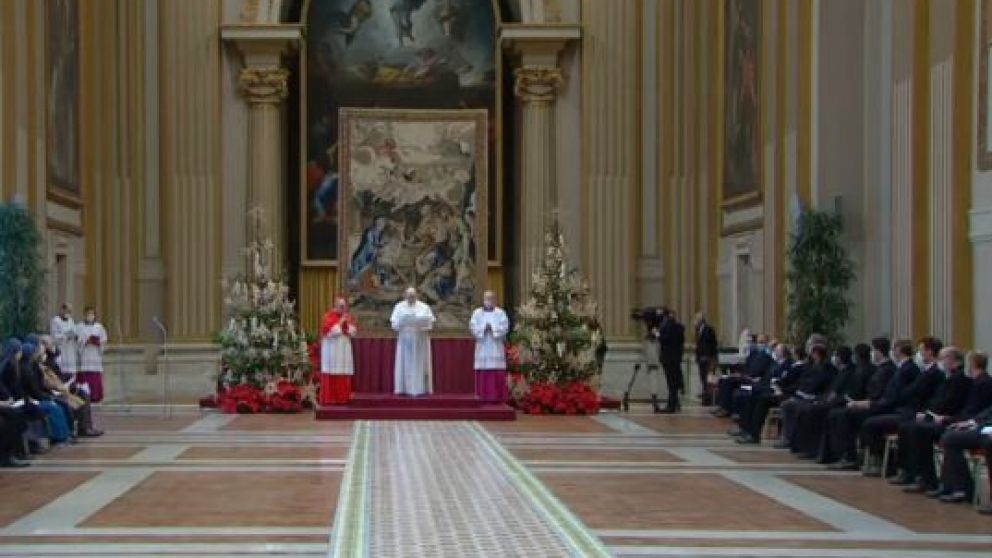 Por la pandemia, la misa se realizó en un salón interno y no en el Balcón