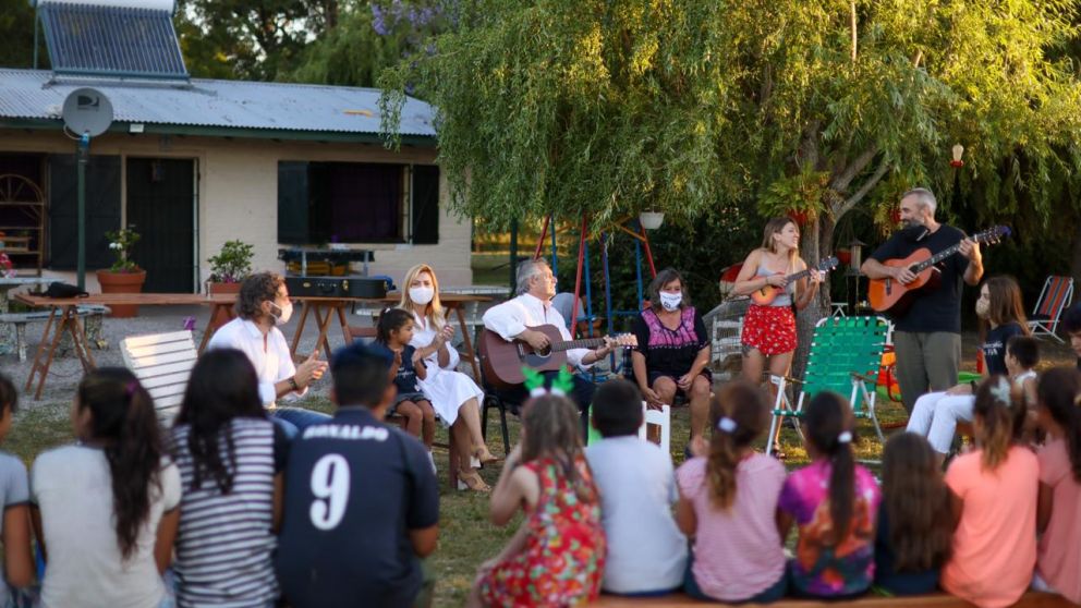 La víspera de Navidad de Alberto: guitarreada y fútbol con niños en guarda judicial