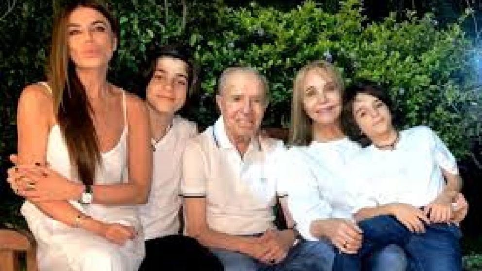 Menem con su ex esposa, su hija Zulemita y sus dos nietos