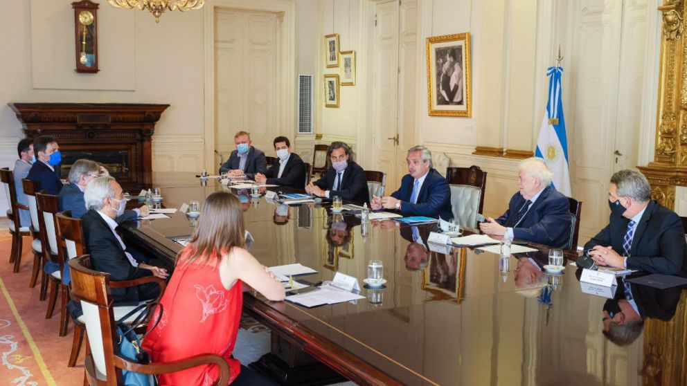 Alberto presidió la reunión con el Comité de Vacunación