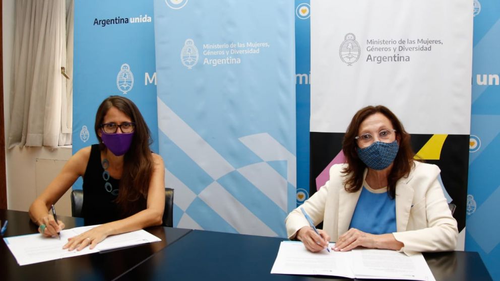 La directora de la Fundación YPF, Ofelia Cédola, y la ministra de las Mujeres, Géneros y Diversidad de la Nación (MMGyD), Elizabeth Gómez Alcorta