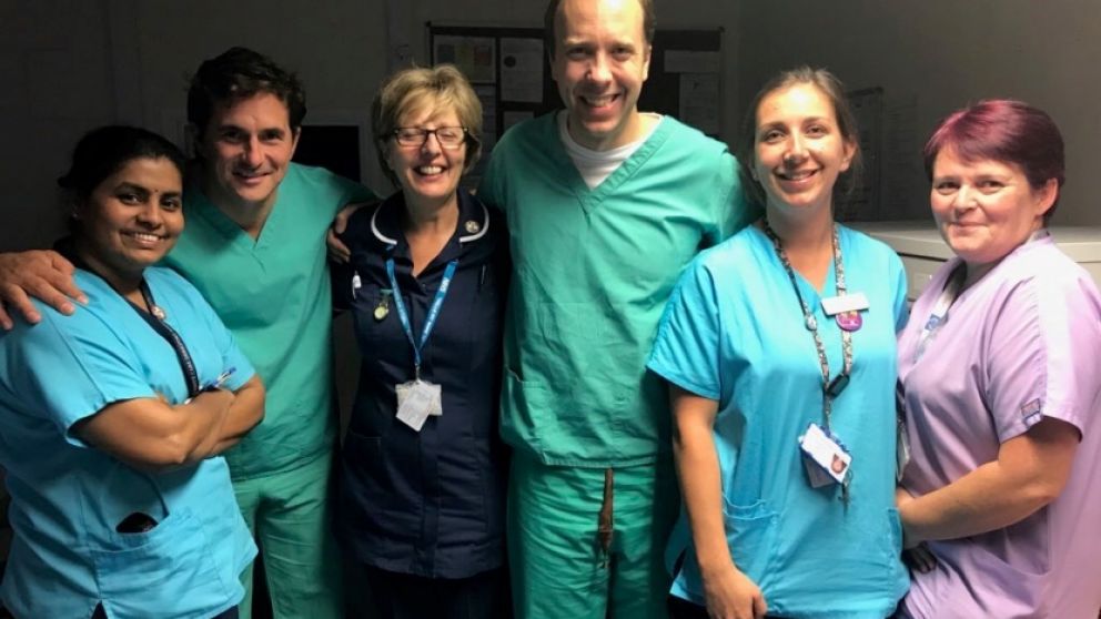 El ministro de Salud británico, Matt Hancock, dijo que hay que actuar "rápido y con decisión"