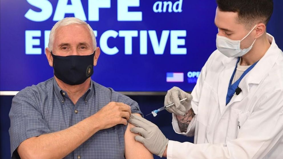 Mike Pence es el funcionario de más alto rango que recibió la vacuna
