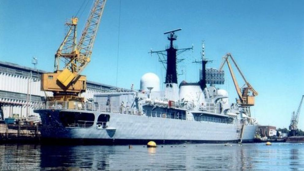 El A.R.A Sant�sima Trinidad desembarc� las primeras tropas argentinas en la recuperaci�n de las Islas Malvinas en 1982