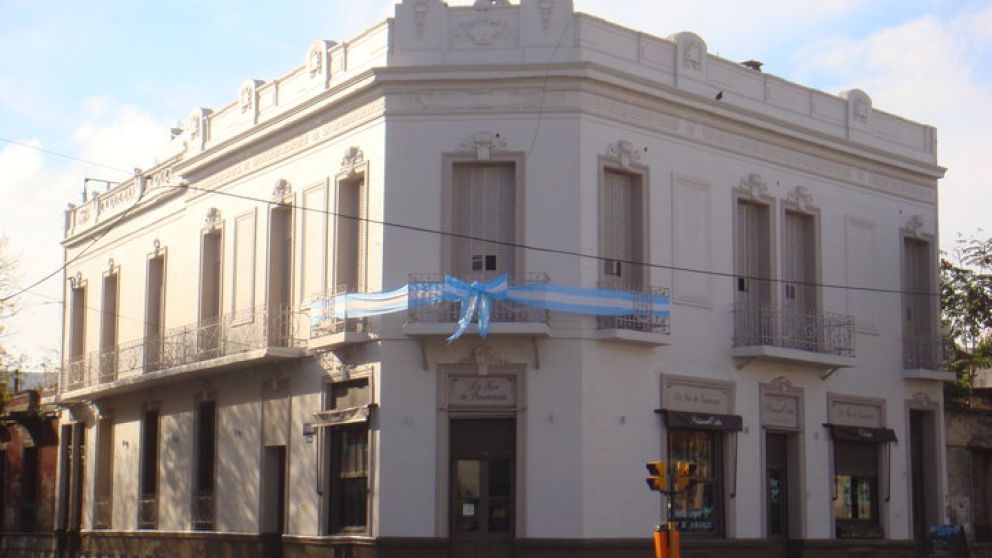 La parte superior del bar La Flor de Barracas esta tomada por ocupas, denuncia su due�a 