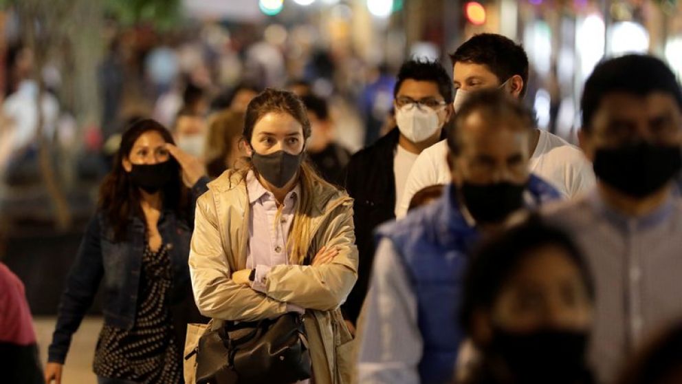 La gente se acumula en el centro de la Ciudad mientras los casos siguen en aumento