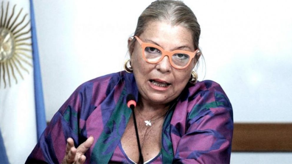 "El decreto que prohíbe las reuniones tiende a destruir los hogares", lanzó Carrió