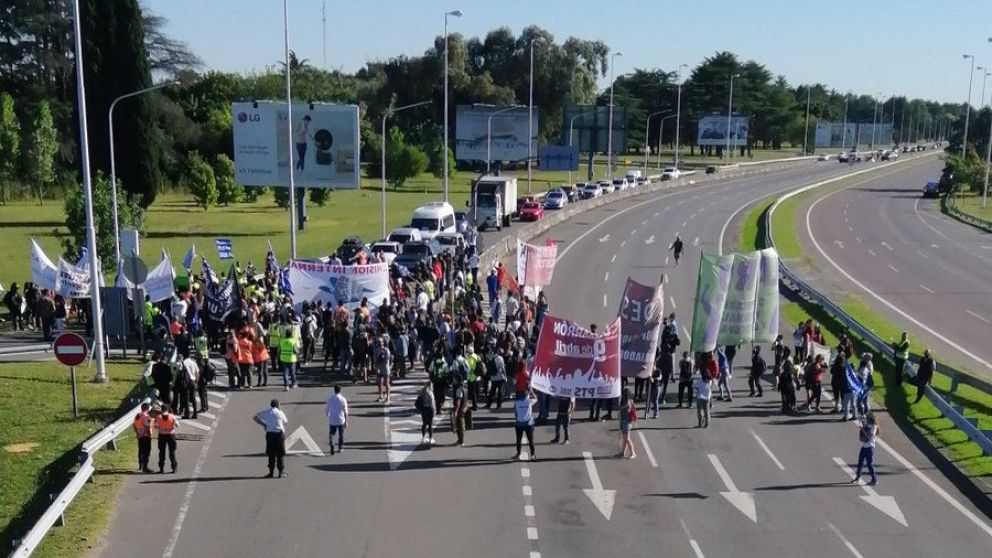 Trabajadores protestan por el despido de más de 1700 personas Foto: @ZetaMariozamphi