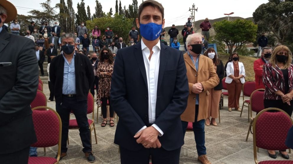 Día Nacional del Petróleo: el CEO de YPF Sergio Affronti entregó cuadros con imágenes históricas