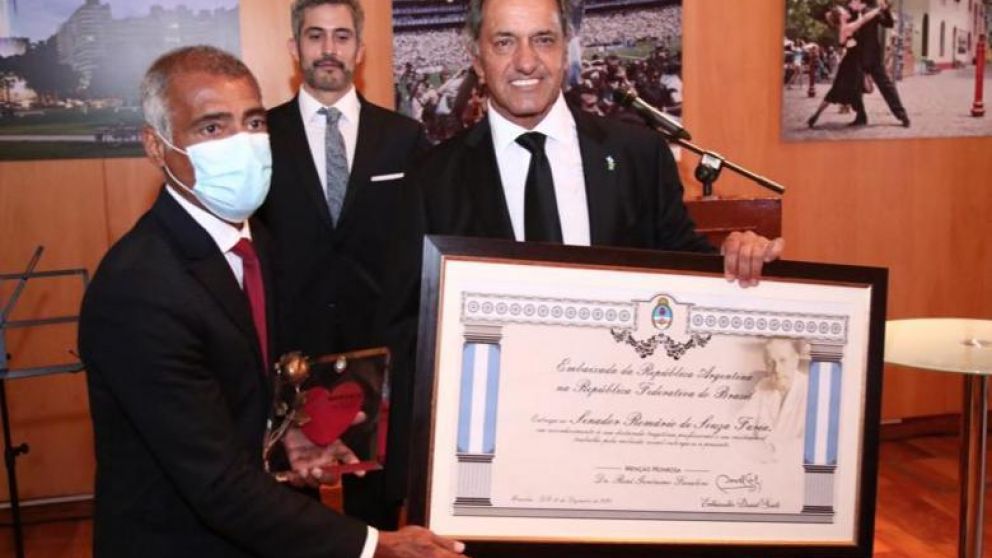 Scioli le entregó a Romario la mención de honor “René Favaloro”