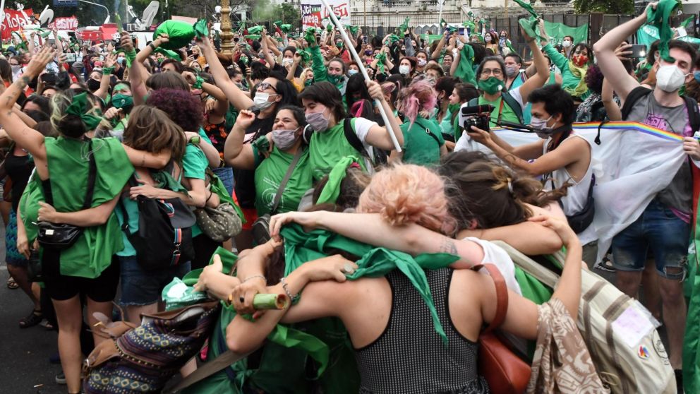 Telam 11/12/2020 Buenos Aires: Una multitud de mujeres con pañuelos verdes festejaba esta mañana frente al Congreso Nacional la media sanción del proyecto de ley de Interrupción Voluntaria del Embarazo por la Cámara de Diputados. Foto: Raúl Ferrari