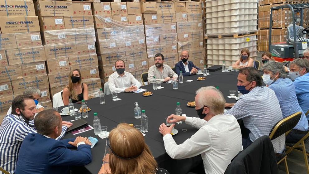 Guzmán eleva su perfil de súper ministro y se muestra con pymes y empresas grandes