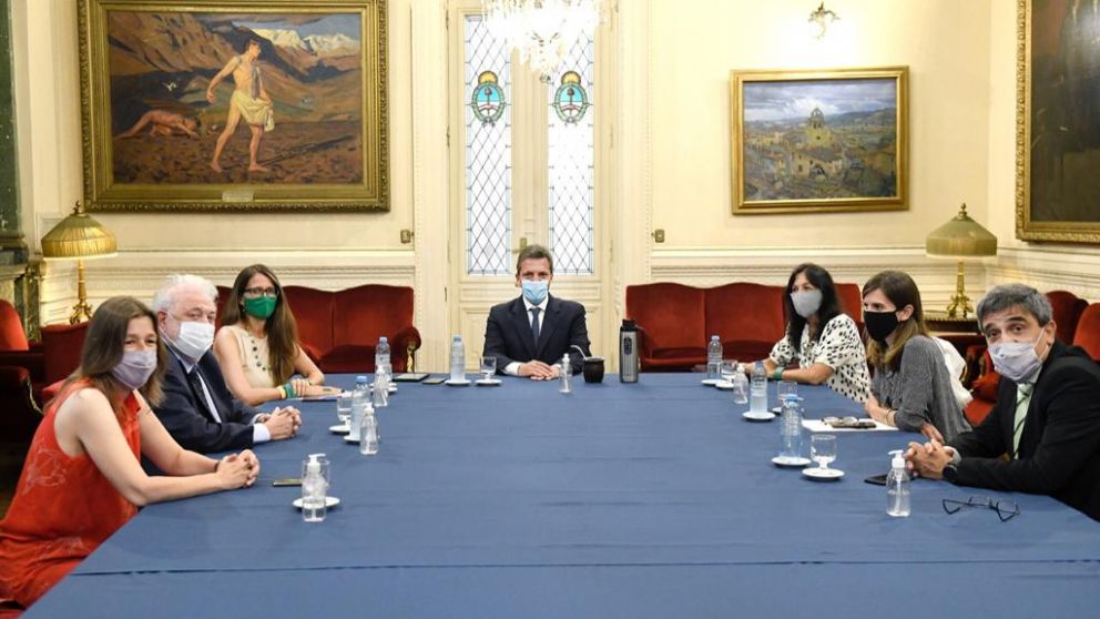 Aborto legal: más de media docena de funcionarias llegaron al recinto para apoyar el proyecto