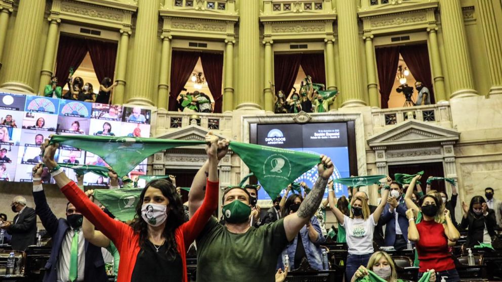 Por una diferencia mayor a la de 2018 y con la presencia de funcionarias, Diputados aprobó el aborto legal