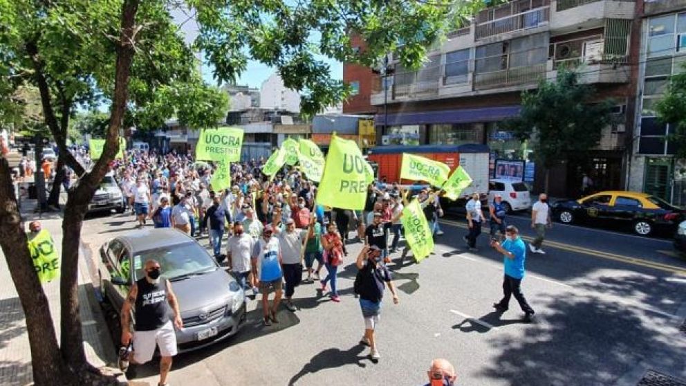 Los trabajadores marcharon desde la Uocra hasta la sede del gobierno de la CABA en Parque Patricios