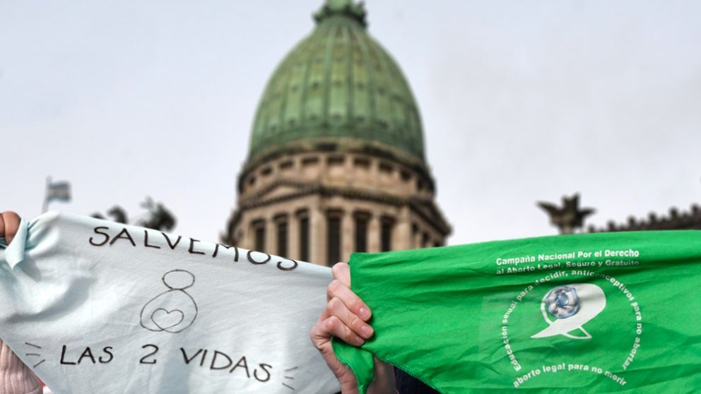 Aborto: vigilia de "verdes" y "celestes" en el Congreso