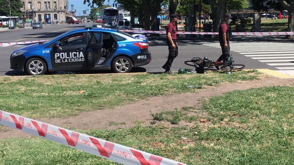 Andaba en bicicleta con un amigo cuando le quisieron robar y le dispararon