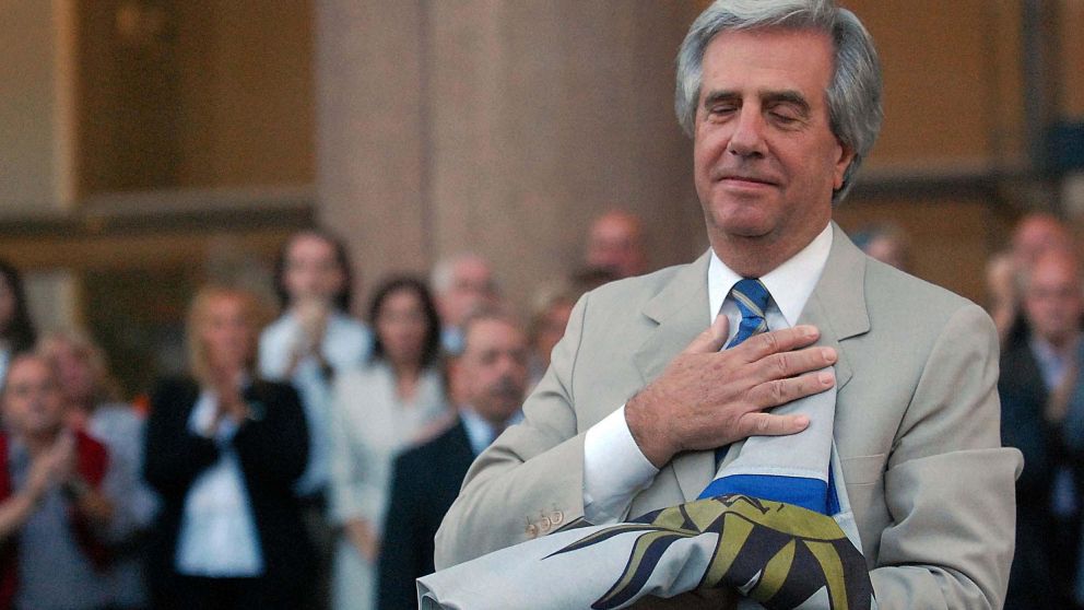 "Mientras descansaba en su hogar, acompañado de algunos familiares y amigos, falleció Tabaré", comunicó su familia