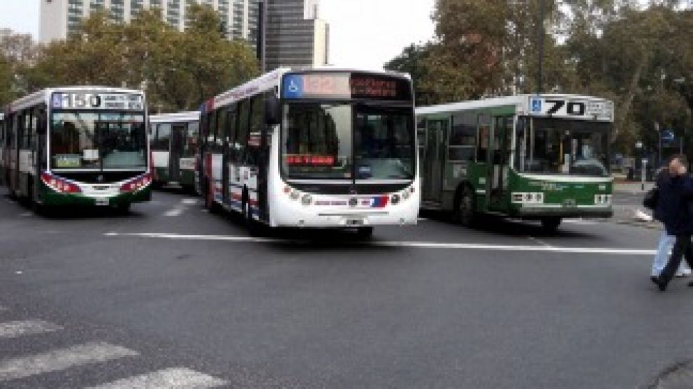 Habrá una reducción en el servicio de colectivos urbanos para evitar su "total paralización"
