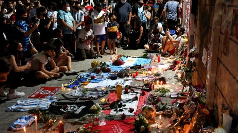 Sobre la avenida Boyacá, que podría llamarse Maradona, se improvisó un altar en homenaje