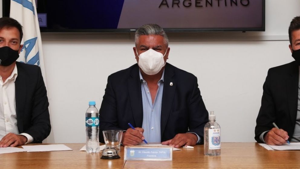 Vázquez Gastaldi de TCL, firnó el acuerdo con Tapia y Marcelo Tinelli