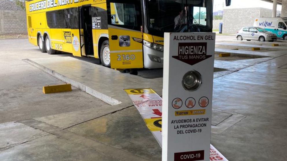 Los micros salen de la terminal de Dellepiane, se exige el uso de barbijo en el viaje