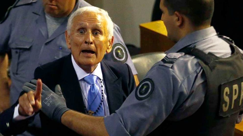 Otorgaron el beneficio de la prisión domiciliaria a Miguel Etchecolatz