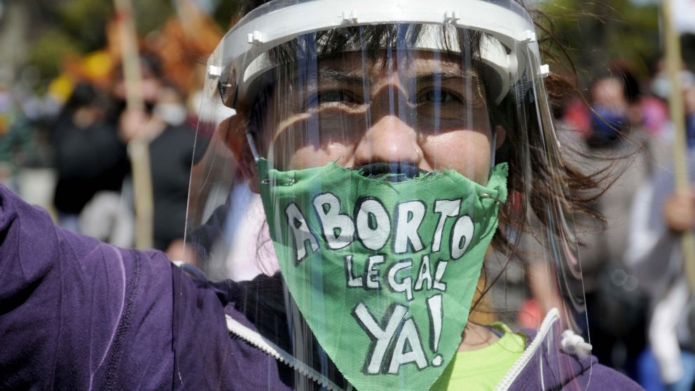 Militantes a favor y en contra del aborto legal se congregaron en las afueras del Congreso para seguir el debate