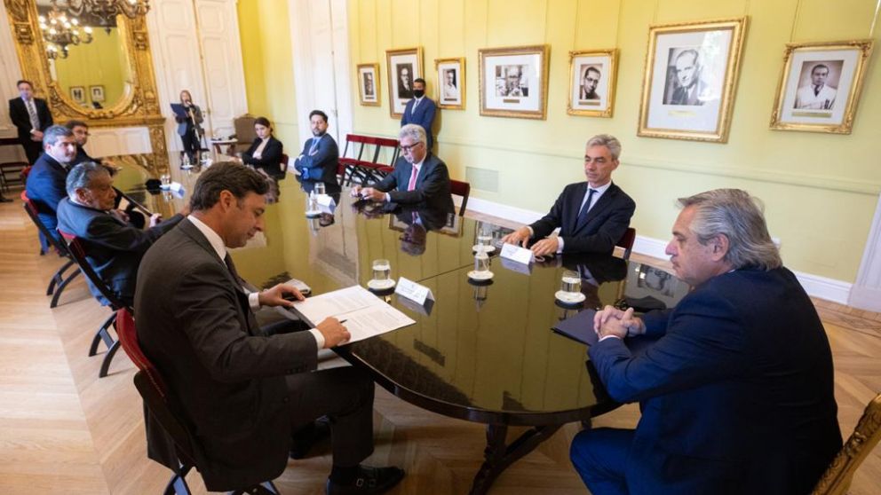 Alberto Fernández recibió a Eduardo y a Martín Eurnekian en el Salón Científicos de la Casa Rosada