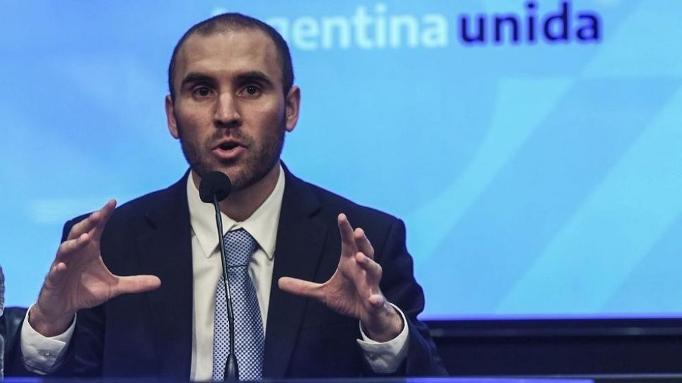 Deuda en pesos y subasta de bonos en dólares: ¿cómo es la estrategia financiera oficial de acá a fin de año?