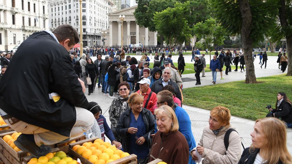 Productores volvieron a protestar con otro "frutazo" en Plaza de Mayo