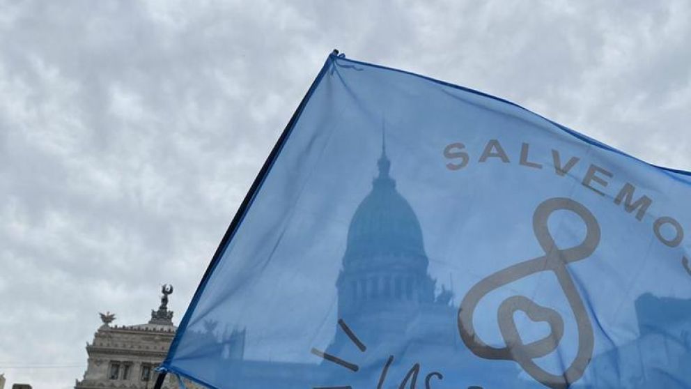 Con la etiqueta #LaMayor�aCeleste, la marcha era acompa�ada desde las redes sociales con posteos y publicaciones de manifestantes en distintas partes del pa�s