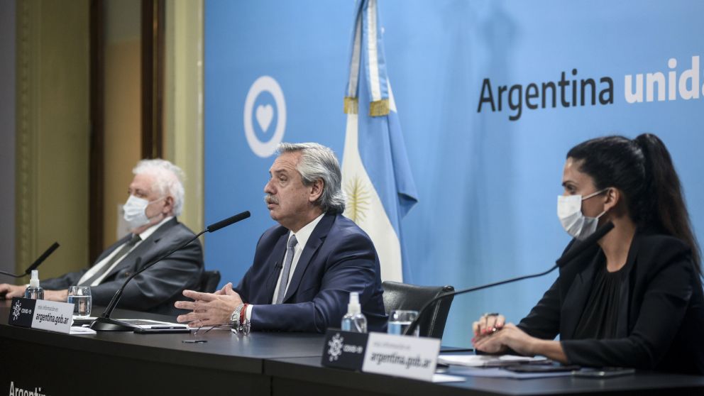 Alberto Fernández habló desde Casa Rosada acompañado por Ginés González García y Luana Volnovich